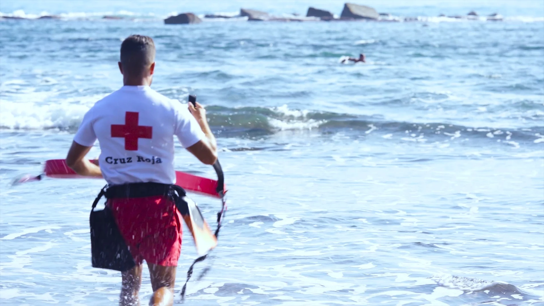 Un menor en estado grave tras sufrir un ahogamiento en la playa de La Laja Un menor en estado grave tras sufrir un ahogamiento en la playa de La Laja