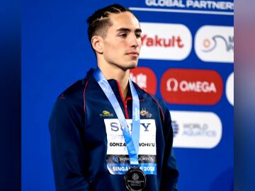 Dennis González hace historia en el Mundial de Singapur: primer hombre en subir al podio Dennis González hace historia en el Mundial de Singapur: primer hombre en subir al podio