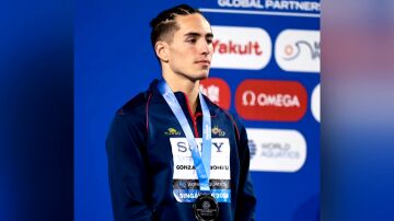 Dennis González hace historia en el Mundial de Singapur: primer hombre en subir al podio