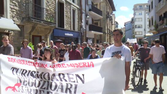 Manifestaci&oacute;n en Zarauz (Guip&uacute;zcoa) contra la 'turistificaci&oacute;n'