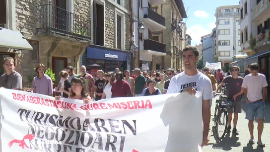 Manifestación en Zarauz (Guipúzcoa) contra la 'turistificación' Manifestación en Zarauz (Guipúzcoa) contra la 'turistificación'