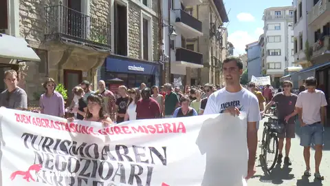 Manifestación en Zarauz (Guipúzcoa) contra la 'turistificación' Manifestación en Zarauz (Guipúzcoa) contra la 'turistificación'