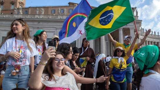 Los participantes en el Jubileo de la Juventud asisten a la audiencia general semanal del Papa Le&oacute;n XIV en la Plaza de San Pedro en el Vaticano.