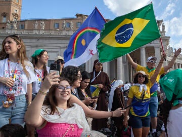 Los participantes en el Jubileo de la Juventud asisten a la audiencia general semanal del Papa León XIV en la Plaza de San Pedro en el Vaticano.