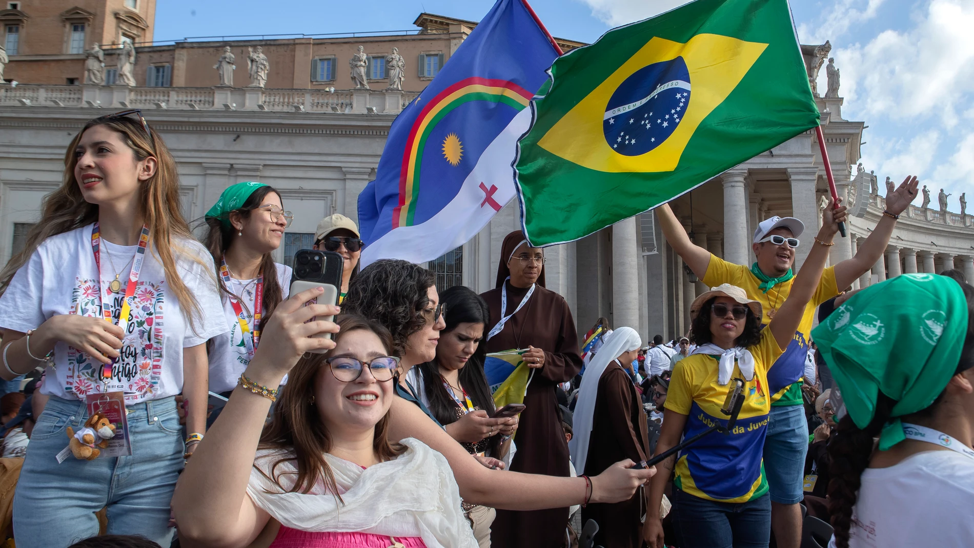 Los participantes en el Jubileo de la Juventud asisten a la audiencia general semanal del Papa León XIV en la Plaza de San Pedro en el Vaticano. Los participantes en el Jubileo de la Juventud asisten a la audiencia general semanal del Papa León XIV en la Plaza de San Pedro en el Vaticano.
