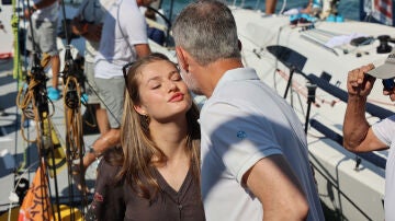 Guardado: La princesa Leonor visita por sorpresa el Club Náutico de Palma acompañada por el rey
