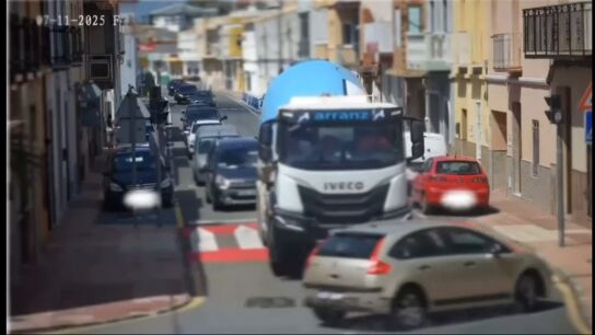 Los vecinos no pueden m&aacute;s: 30 mil veh&iacute;culos diarios en una carretera de 4 metros