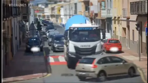 Los vecinos no pueden más: 30 mil vehículos diarios en una carretera de 4 metros Los vecinos no pueden más: 30 mil vehículos diarios en una carretera de 4 metros