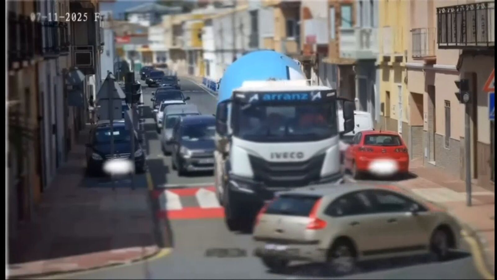 Un conductor se libra 'por los pelos' de chocar de frente contra un camión con una maniobra brusca
