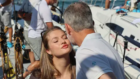 La princesa Leonor se despide del rey Felipe La princesa Leonor se despide del rey Felipe