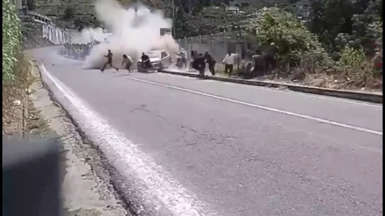 Duras imágenes: Dos muertos y seis heridos tras un accidente en un rally en Ecuador Duras imágenes: Dos muertos y seis heridos tras un accidente en un rally en Ecuador