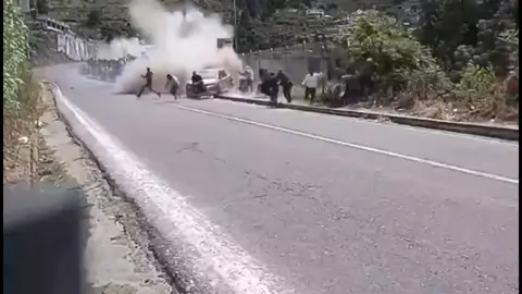 Duras imágenes: Dos muertos y seis heridos tras un accidente en un rally en Ecuador Duras imágenes: Dos muertos y seis heridos tras un accidente en un rally en Ecuador