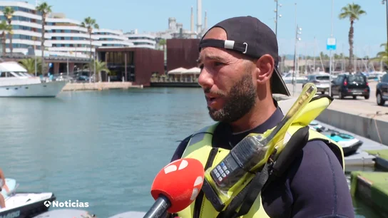 Un hombre tiene que ser rescatado en alta mar en Sant Adrià de Besós Un hombre tiene que ser rescatado en alta mar en Sant Adrià de Besós
