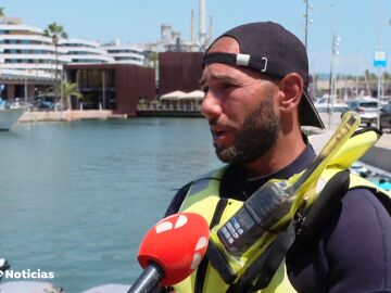 Un hombre tiene que ser rescatado en alta mar en Sant Adrià de Besós 