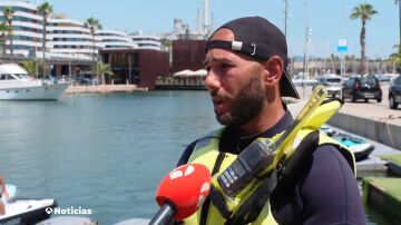 Un hombre tiene que ser rescatado en alta mar en Sant Adrià de Besós 
