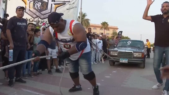 'Kabonga', récord Guinness al arrastrar 20 coches 'Kabonga', récord Guinness al arrastrar 20 coches