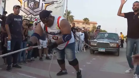 'Kabonga', récord Guinness al arrastrar 20 coches 'Kabonga', récord Guinness al arrastrar 20 coches