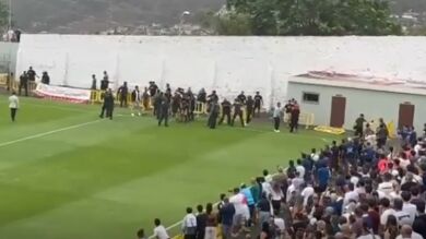 Lamentables imágenes en el derbi canario con vallazos, insultos y tensión antes del Trofeo Teide