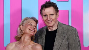 Pamela Anderson y Liam Neeson en la promoción de Agárralo como puedas