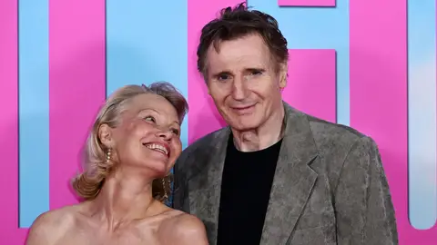 Pamela Anderson y Liam Neeson en la promoción de Agárralo como puedas Pamela Anderson y Liam Neeson en la promoción de Agárralo como puedas
