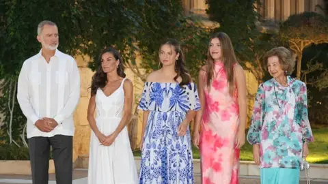 La Familia Real al completo en la recpeción del Palacio de Marivent. La Familia Real al completo en la recpeción del Palacio de Marivent.