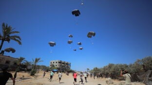 Imagen de los paquetes de ayuda humanitaria a&eacute;rea en Gaza. 