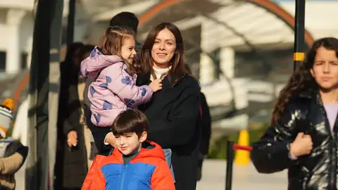 Karsu con sus tres hijos: Kuzey, Selin y Tilsim Karsu con sus tres hijos: Kuzey, Selin y Tilsim
