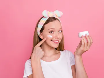Adolescente haciéndose el skincare Adolescente haciéndose el skincare