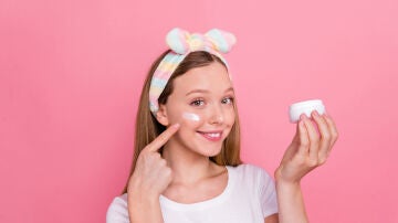 Adolescente haciéndose el skincare