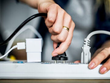 Varios enchufes en la regleta