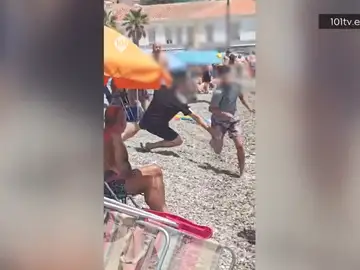 Así fue la retención de los migrantes por los bañistas de una playa de Granada: "Había gente que decía matadlos" Así fue la retención de los migrantes por los bañistas de una playa de Granada: "Había gente que decía matadlos"