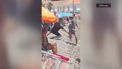 Así fue la retención de los migrantes por los bañistas de una playa de Granada: "Había gente que decía matadlos" Así fue la retención de los migrantes por los bañistas de una playa de Granada: "Había gente que decía matadlos"