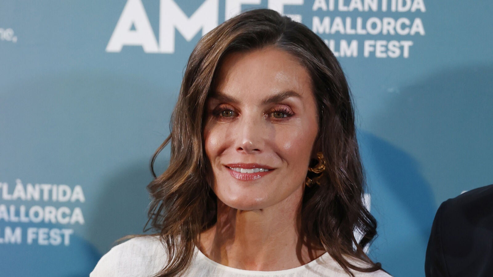 La moda de los pañuelos en la cintura: la nueva tendencia a la que ya se ha sumado la reina Letizia