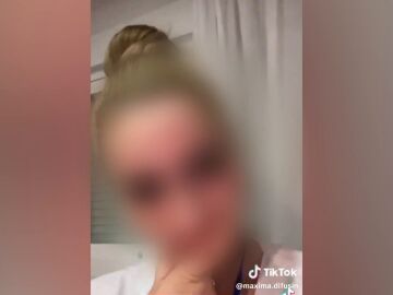 Mujer despedida de la residencia de ancianos