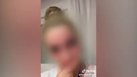Mujer despedida de la residencia de ancianos Mujer despedida de la residencia de ancianos
