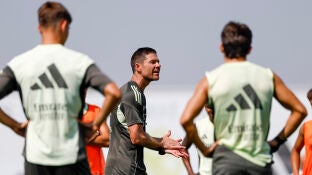 Xabi Alonso dirigiendo un entrenamiento del Real Madrid
