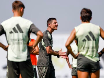Xabi Alonso dirigiendo un entrenamiento del Real Madrid
