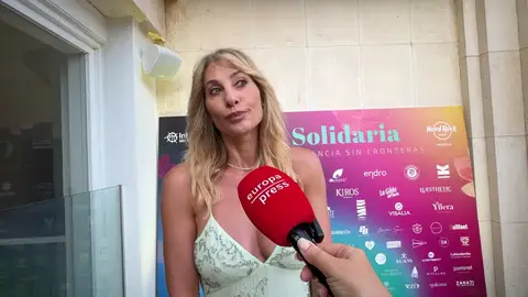 Mónica Pont haciendo declaraciones a la prensa Mónica Pont haciendo declaraciones a la prensa