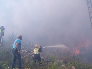 Grave incendio en Ponteceso (A Coruña) obliga al desalojo de vecinos e impide el uso de medios aéreos por el viento