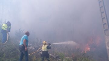 Grave incendio en Ponteceso (A Coruña) obliga al desalojo de vecinos e impide el uso de medios aéreos por el viento