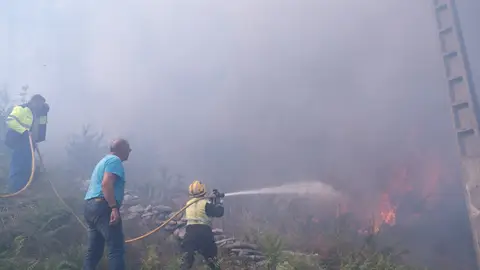 Grave incendio en Ponteceso (A Coruña) obliga al desalojo de vecinos e impide el uso de medios aéreos por el viento Grave incendio en Ponteceso (A Coruña) obliga al desalojo de vecinos e impide el uso de medios aéreos por el viento