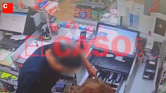 Un hombre roc&iacute;a con lej&iacute;a a una cajera