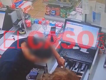 Un hombre rocía con lejía a una cajera