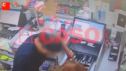 Un hombre rocía con lejía a una cajera Un hombre rocía con lejía a una cajera