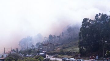 La Xunta califica de "atentado" el incendio "intencionado" con cuatro focos que obliga a desalojos en Ponteceso