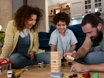 Familia jugando a juegos de mesa Familia jugando a juegos de mesa