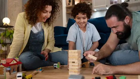 Familia jugando a juegos de mesa Familia jugando a juegos de mesa