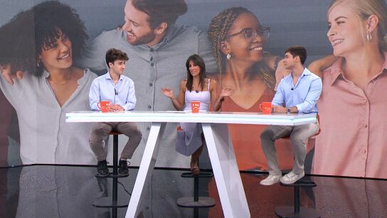 Dos j&oacute;venes hablan sobre las cr&iacute;ticas de c&oacute;mo ahorran las nuevas generaciones