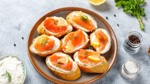 Salmón marinado en tostada Salmón marinado en tostada