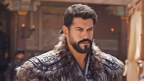 El actor Burak Özçivit en Imperio El actor Burak Özçivit en Imperio